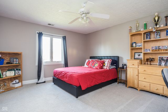 9904 Oak Ridge Drive, Zionsville, IN 46077