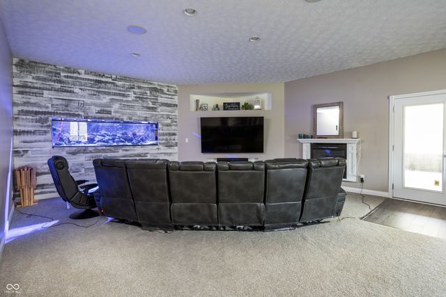 9904 Oak Ridge Drive, Zionsville, IN 46077