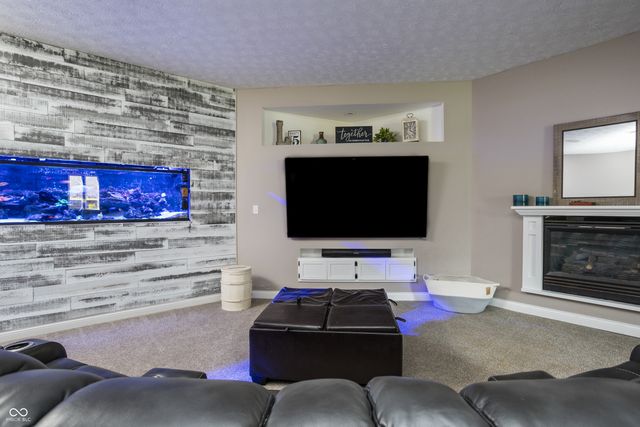 9904 Oak Ridge Drive, Zionsville, IN 46077