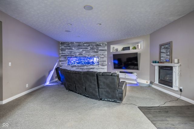 9904 Oak Ridge Drive, Zionsville, IN 46077