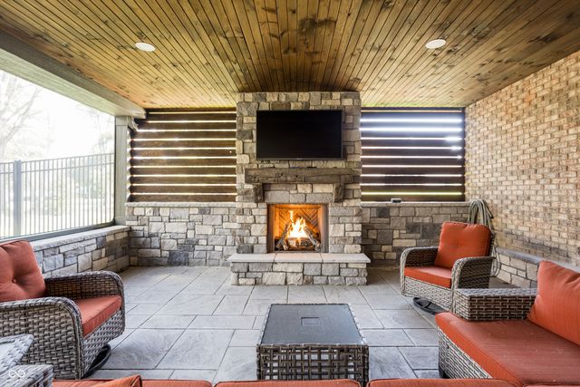 9904 Oak Ridge Drive, Zionsville, IN 46077