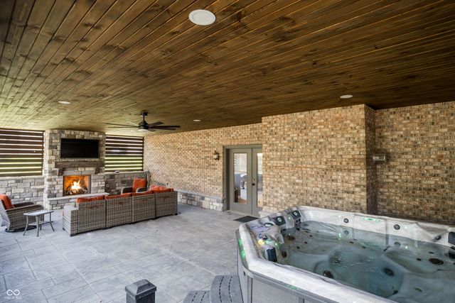 9904 Oak Ridge Drive, Zionsville, IN 46077