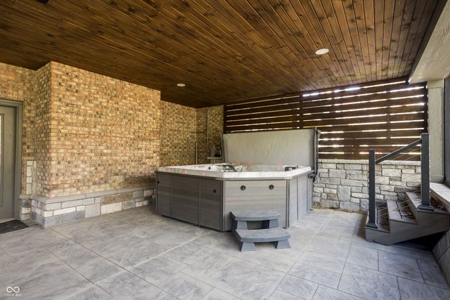 9904 Oak Ridge Drive, Zionsville, IN 46077