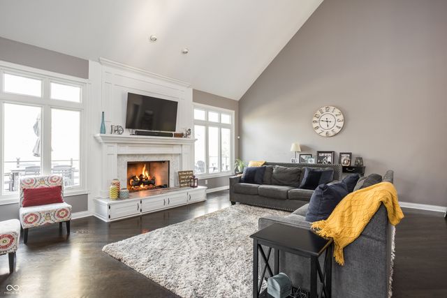 9904 Oak Ridge Drive, Zionsville, IN 46077