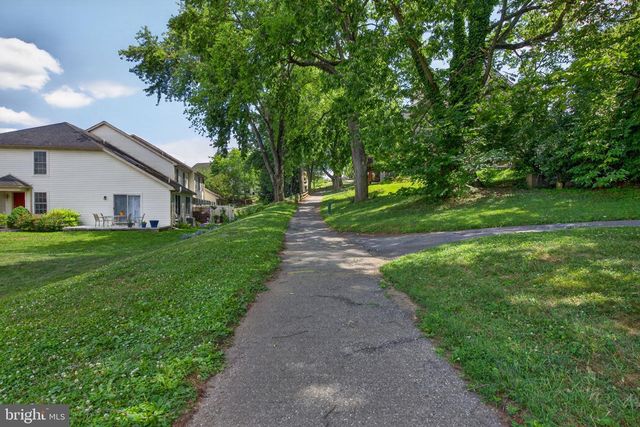 121 CREEKGATE CT, Millersville, PA 17551
