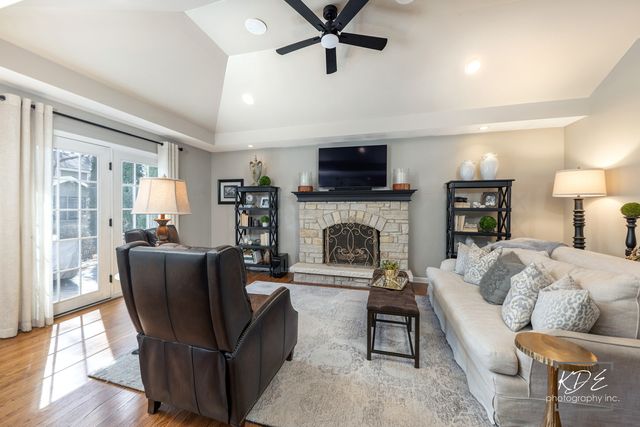 992 Belaire Court, Naperville, IL 60563