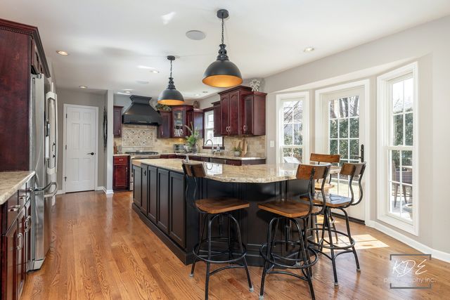 992 Belaire Court, Naperville, IL 60563