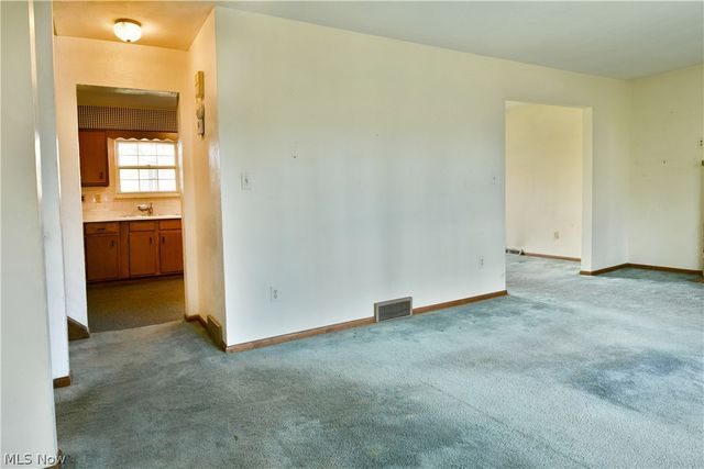 8391 Squires Lane NE, Warren, OH 44484