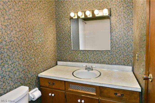 8391 Squires Lane NE, Warren, OH 44484