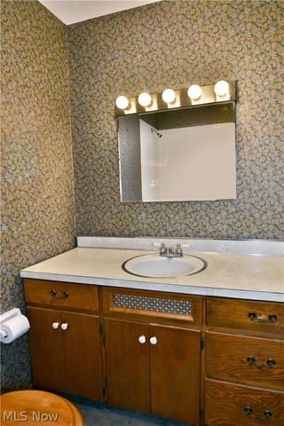 8391 Squires Lane NE, Warren, OH 44484