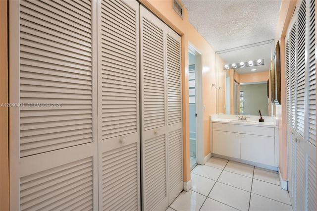 1725 W 60th Street F220, Hialeah, FL 33012