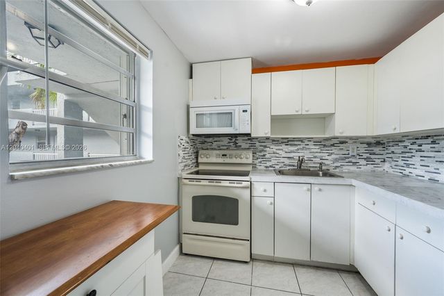 1725 W 60th Street F220, Hialeah, FL 33012