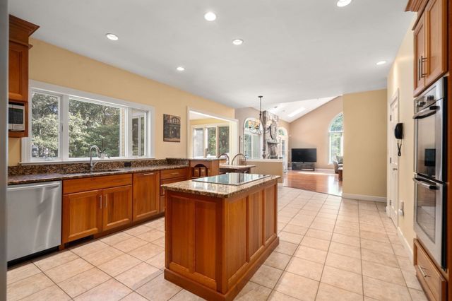 2 Sanger Cir, Dover, MA 02030