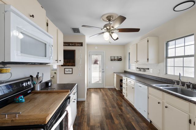 305 Cheyenne Drive, Runaway Bay, TX 76246