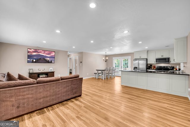 423 N Point Circle, Hartwell, GA 30643