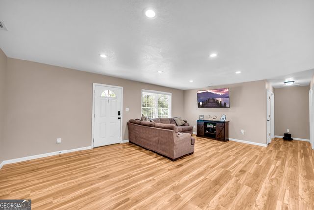 423 N Point Circle, Hartwell, GA 30643