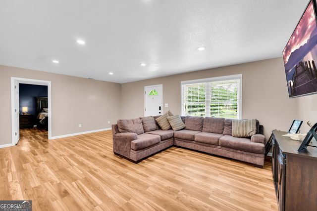 423 N Point Circle, Hartwell, GA 30643