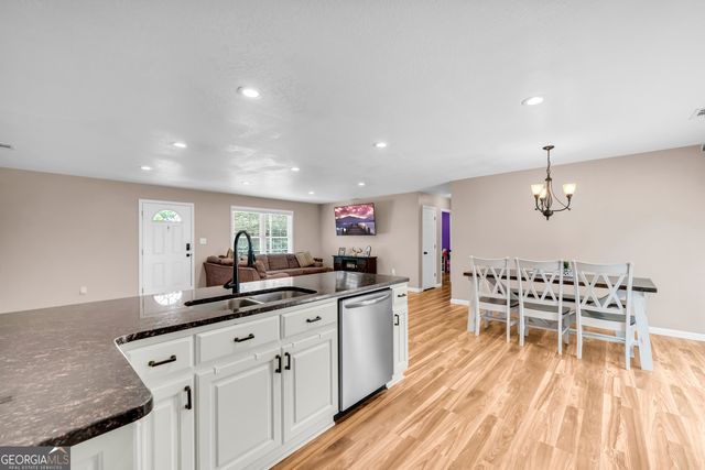 423 N Point Circle, Hartwell, GA 30643