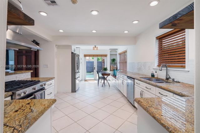 3627 NE 19th Ave, Oakland Park, FL 33308