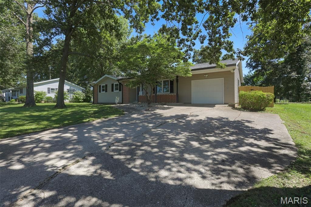 Image 2 of property listing at 1217 E Nicholas Street, Carlinville, IL 62626
