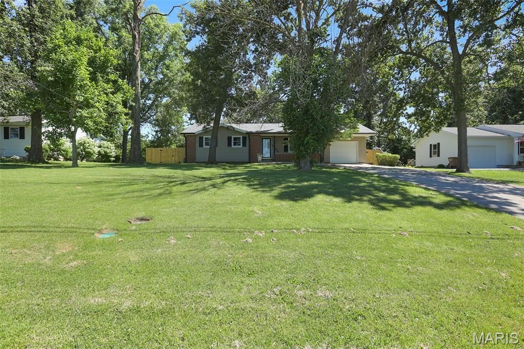 Image 4 of property listing at 1217 E Nicholas Street, Carlinville, IL 62626