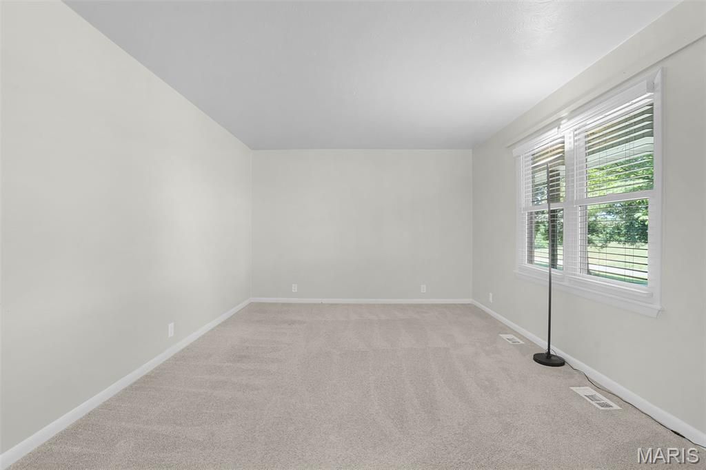 Image 8 of property listing at 1217 E Nicholas Street, Carlinville, IL 62626