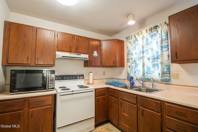 24-26 E Dillenbeck Drive, Guilderland, NY 12303