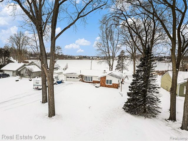 11422 Skyline Drive, Fenton, MI 48430