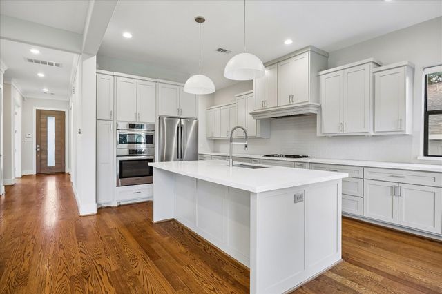 4919 Holt Street, Bellaire, TX 77401