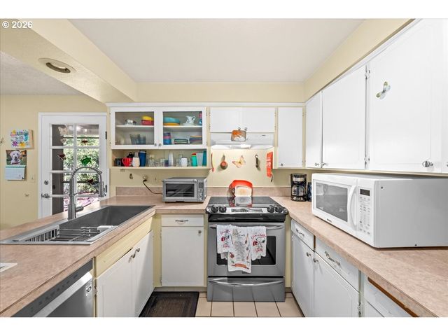 4238 WOODSIDE Cir, Lake Oswego, OR 97035