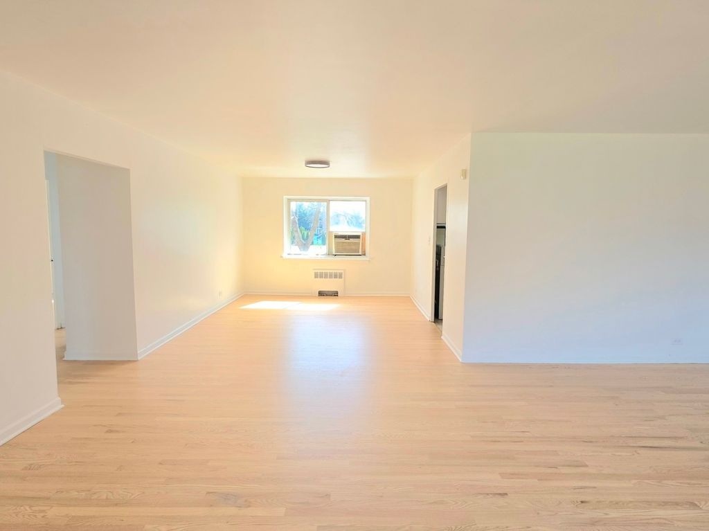 Image 3 of property listing at 1100 N Harlem Avenue 1, River Forest, IL 60305