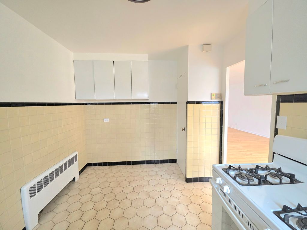 Image 4 of property listing at 1100 N Harlem Avenue 1, River Forest, IL 60305