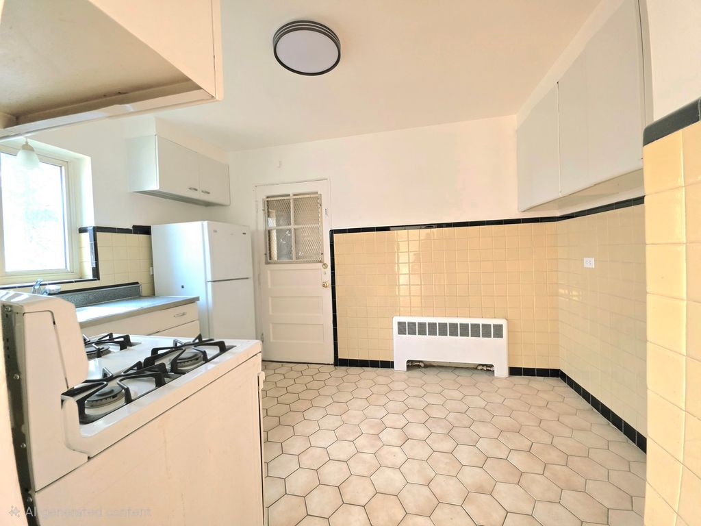 Image 5 of property listing at 1100 N Harlem Avenue 1, River Forest, IL 60305