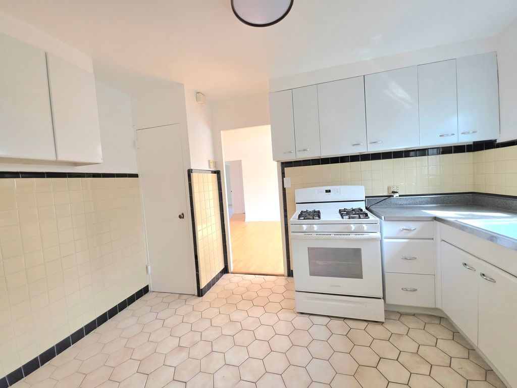 Image 6 of property listing at 1100 N Harlem Avenue 1, River Forest, IL 60305