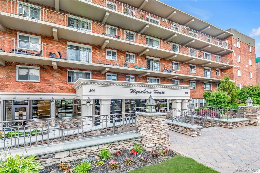 200 Atlantic 321, Lynbrook, NY 11563