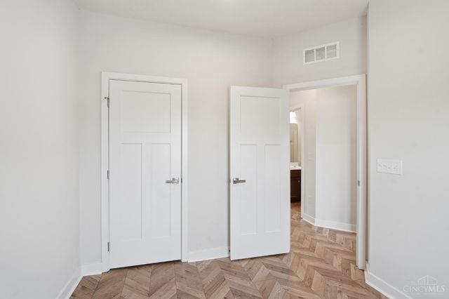 9 Wentworth Lane, Deer Park, OH 45236