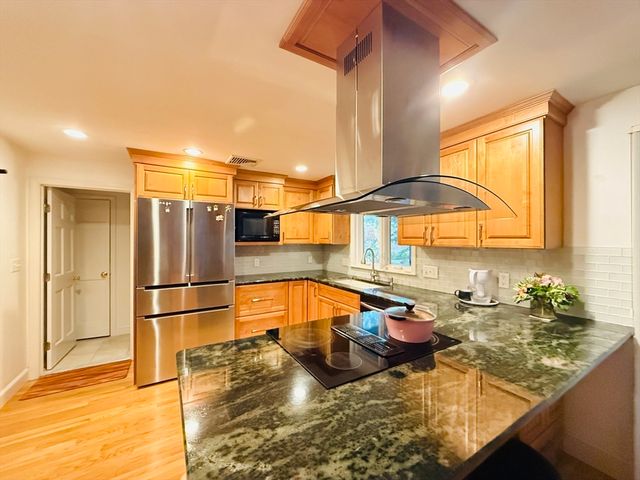 37 Wildon Rd, Wellesley, MA 02482