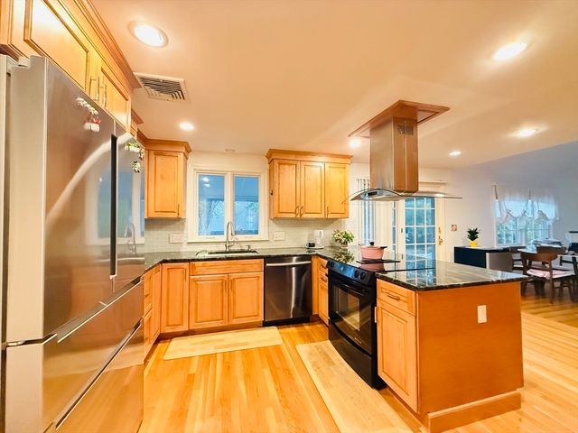 37 Wildon Rd, Wellesley, MA 02482