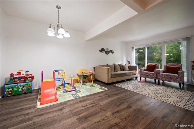8323 Karam Boulevard 4, Warren, MI 48093