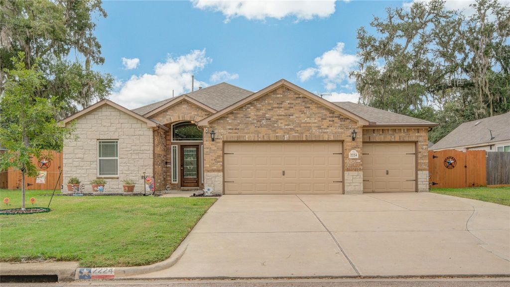 2224 Riveroaks Drive, West Columbia, TX 77486