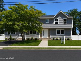 19 Roslyn Drive, Oakhurst, NJ 07755