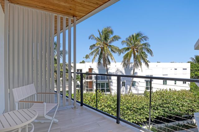 106 Inlet Way 305, Palm Beach Shores, FL 33404