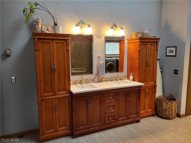 1882 Meadow Drive, Hinckley, OH 44233