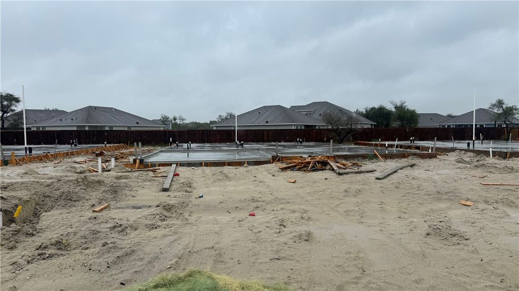 141 Grenada Dr, Rockport, TX 78382