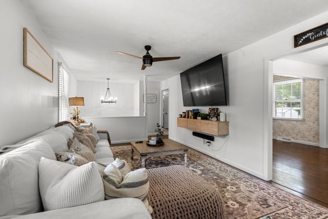 124 Shadybrook Cir, Dickson, TN 37055