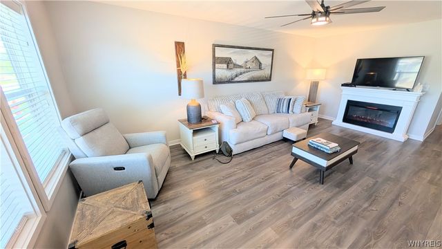 4216 Mohawk Pkwy, Niagara, NY 14304