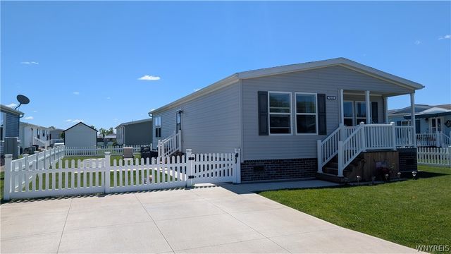 4216 Mohawk Pkwy, Niagara, NY 14304