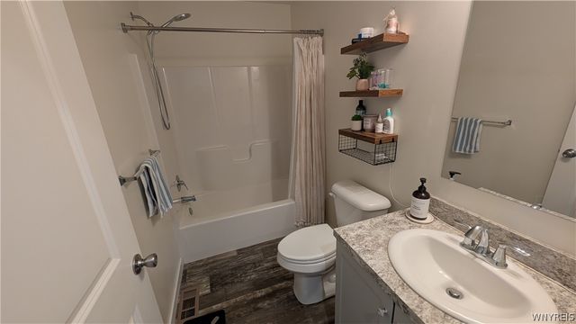 4216 Mohawk Pkwy, Niagara, NY 14304