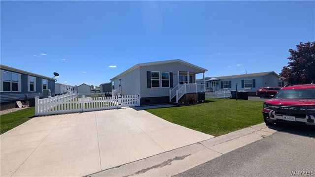 4216 Mohawk Pkwy, Niagara, NY 14304
