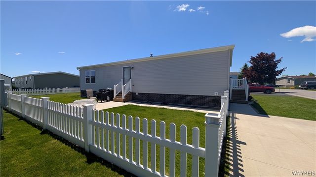 4216 Mohawk Pkwy, Niagara, NY 14304
